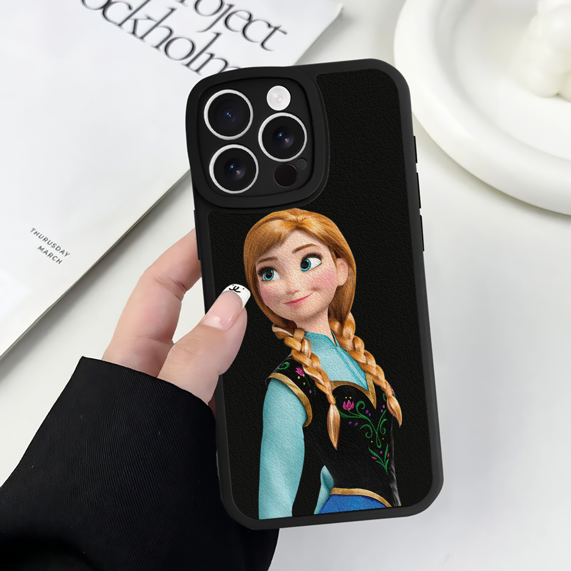 （画像用） アナと雪の女王 アンナ エルサ Frozen Anna Elsa 【iPhone 16シリーズ対応】シリコンスマホケース（レザー調） 材質：シリコン